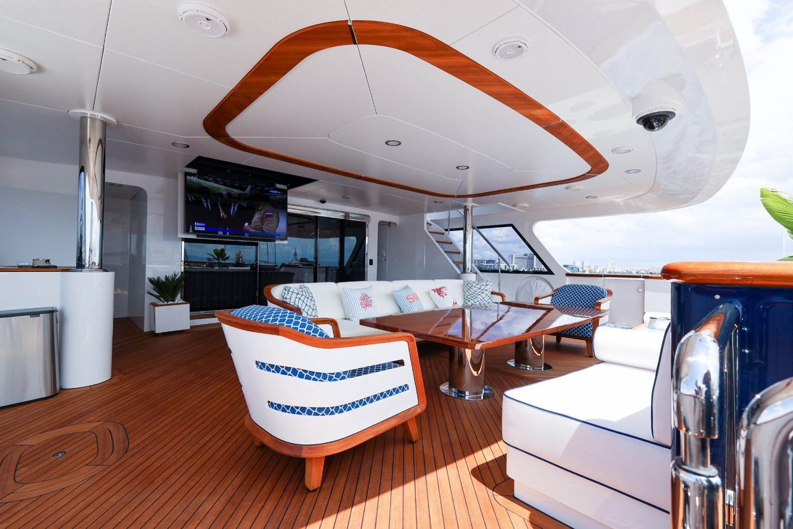 Aft deck, M/Y Mirabella